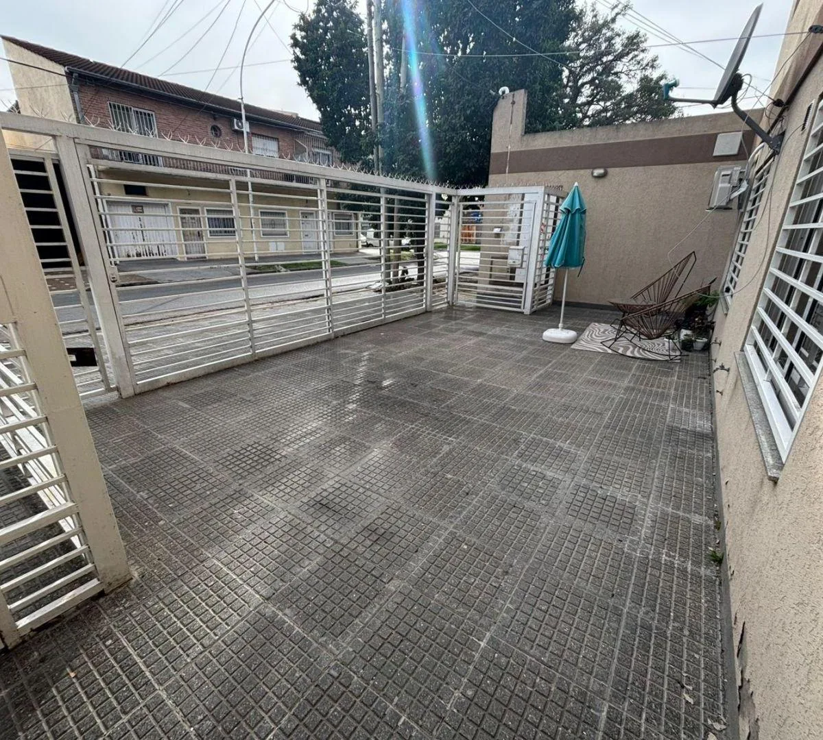 Alquiler de 2 Ambientes en Lomas del Mirador con Cochera Planta Baja