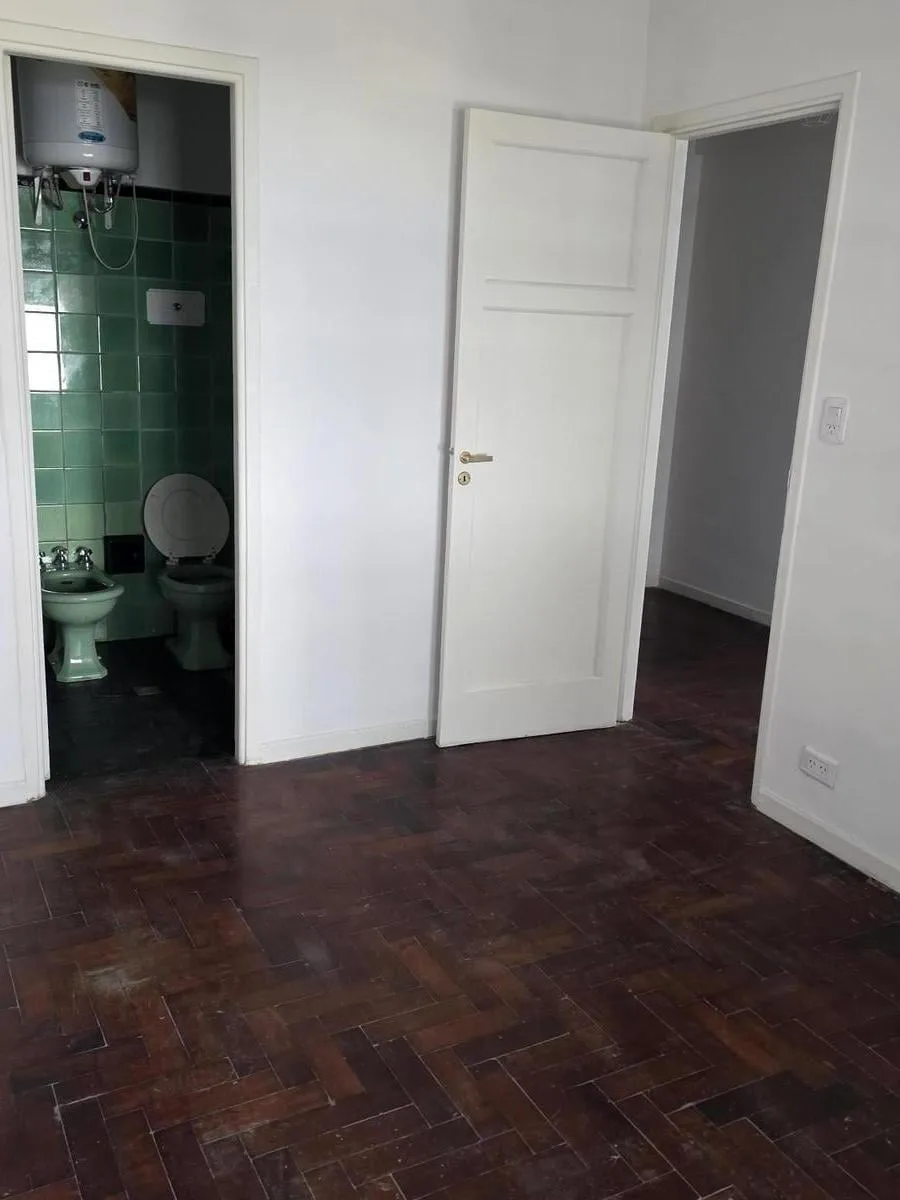 Departamento de 2 Ambientes en Excelente Estado por Escalera