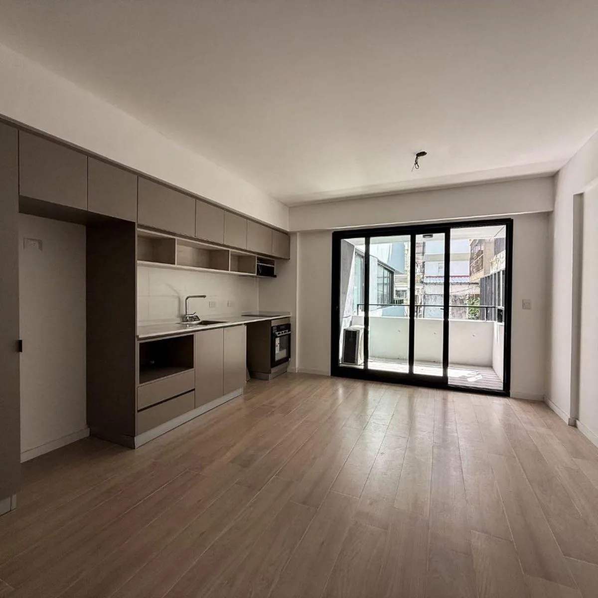 Monoambiente con balcón y pileta