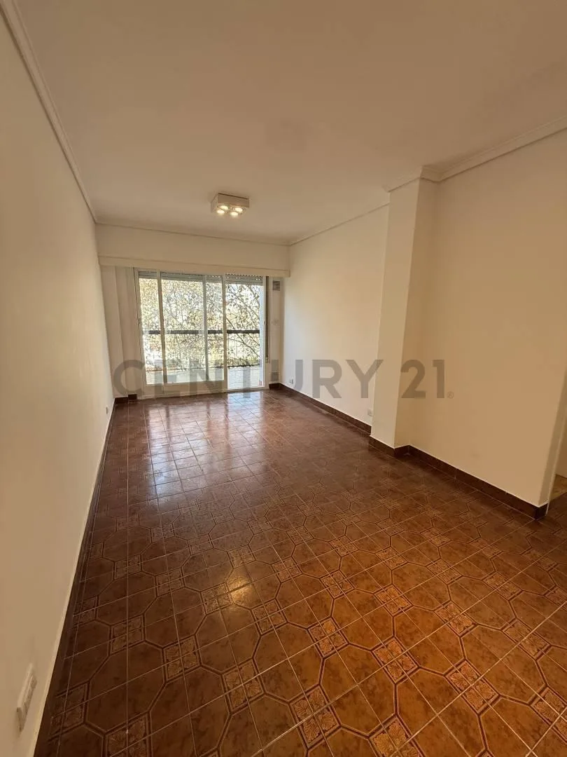 8º piso con balcón aterrazado