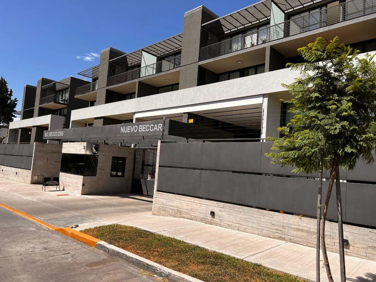 Balcón con parrilla en Béccar