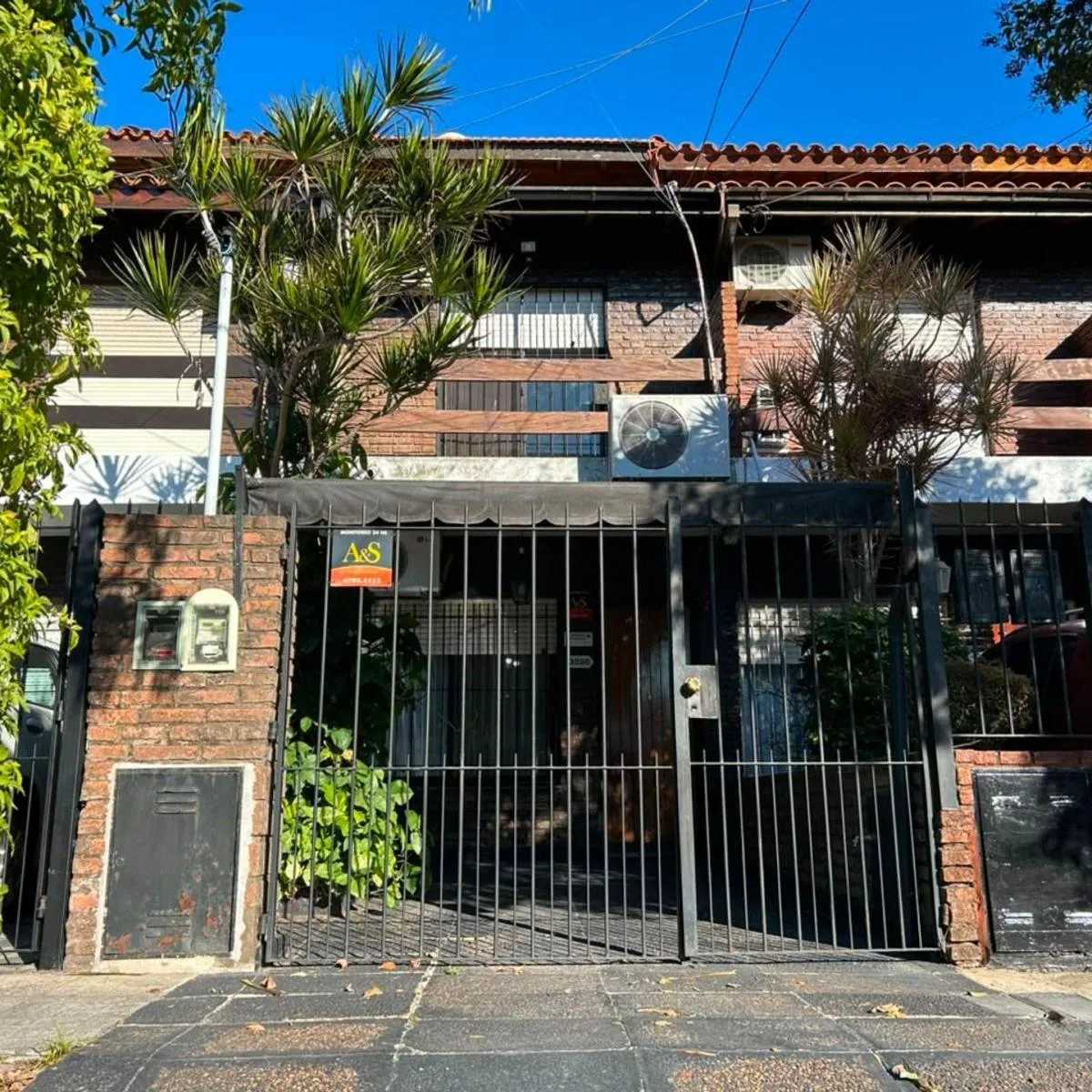 Triplex con Patio en Alquiler