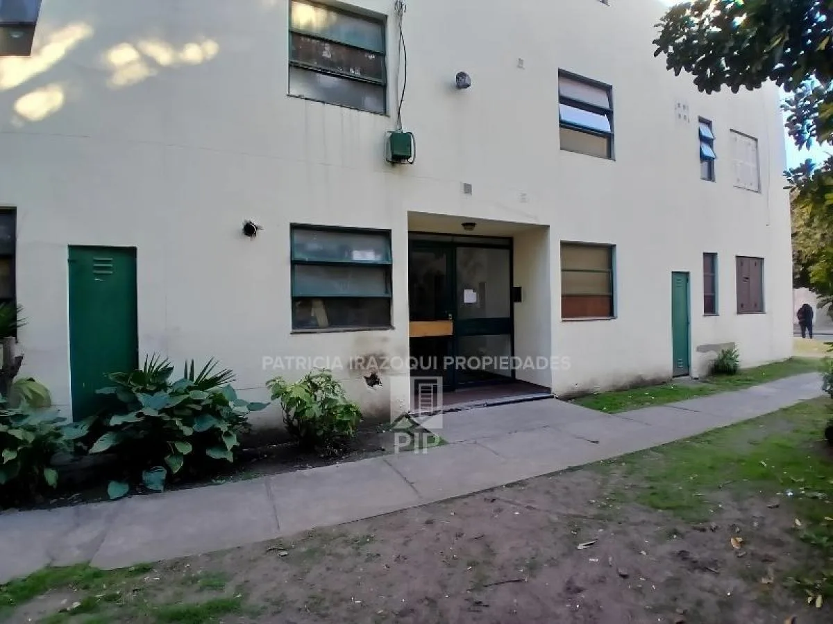 3 ambientes, 1° piso por escalera