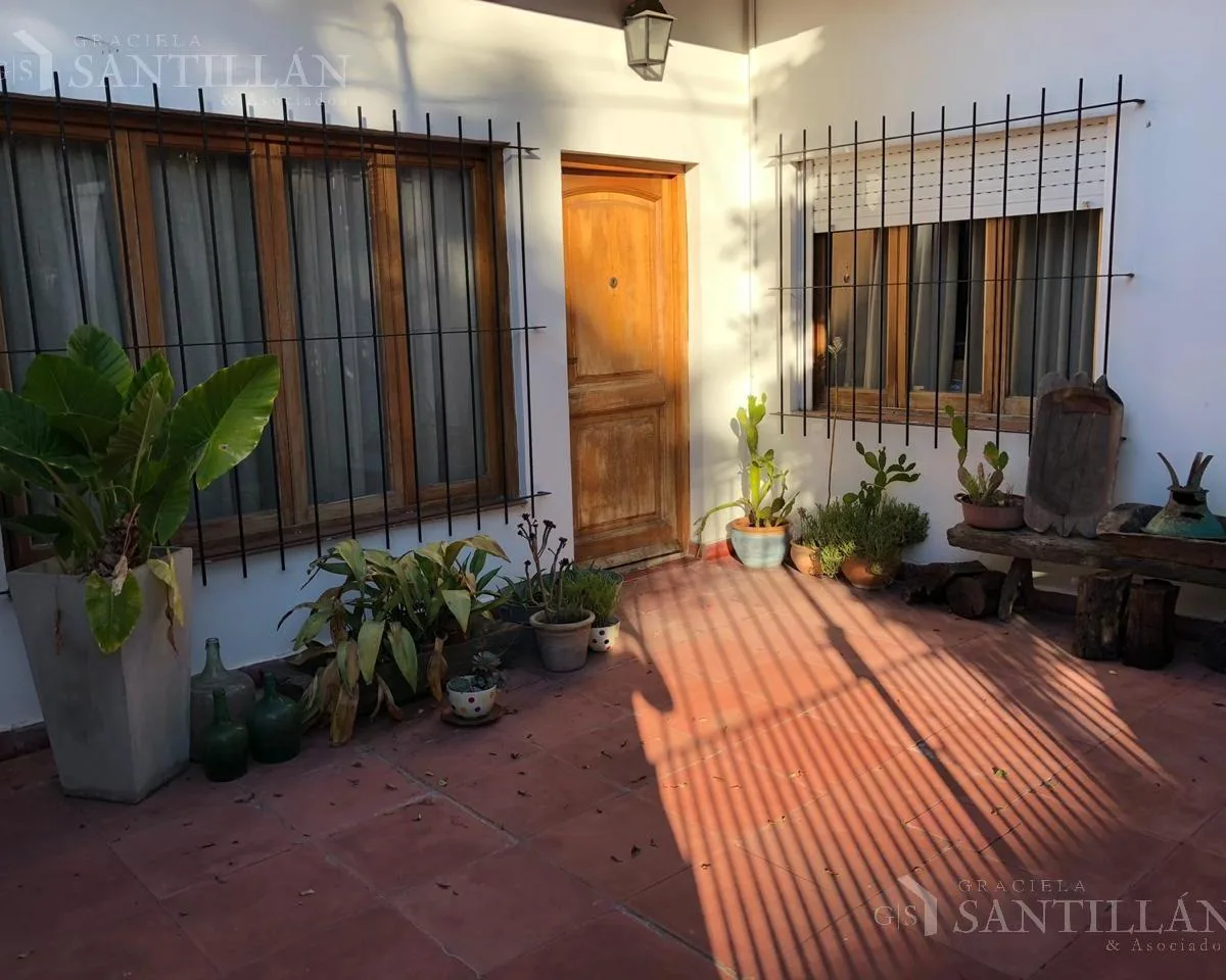 Single-story house, garden and pool
