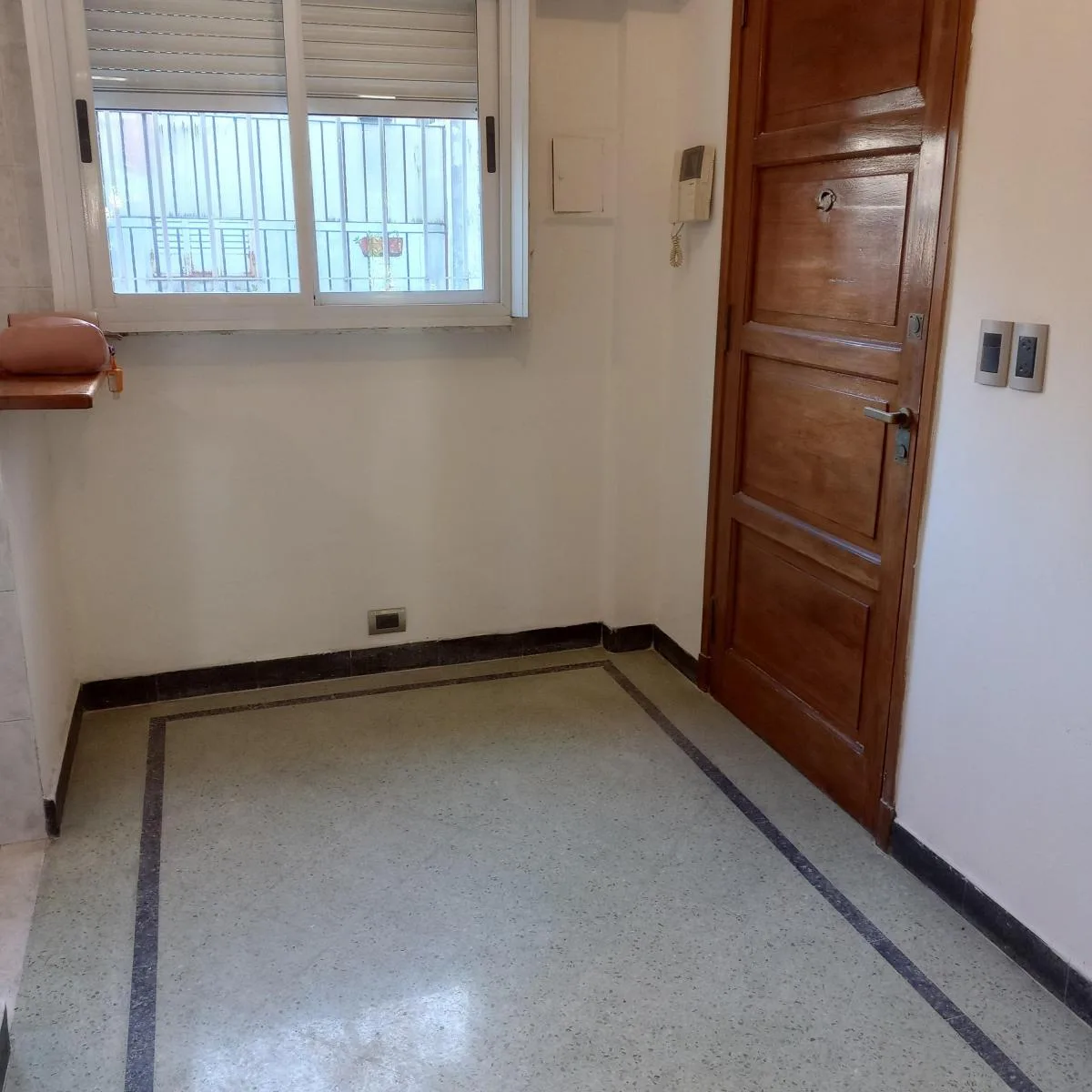1° piso por escalera, balcón