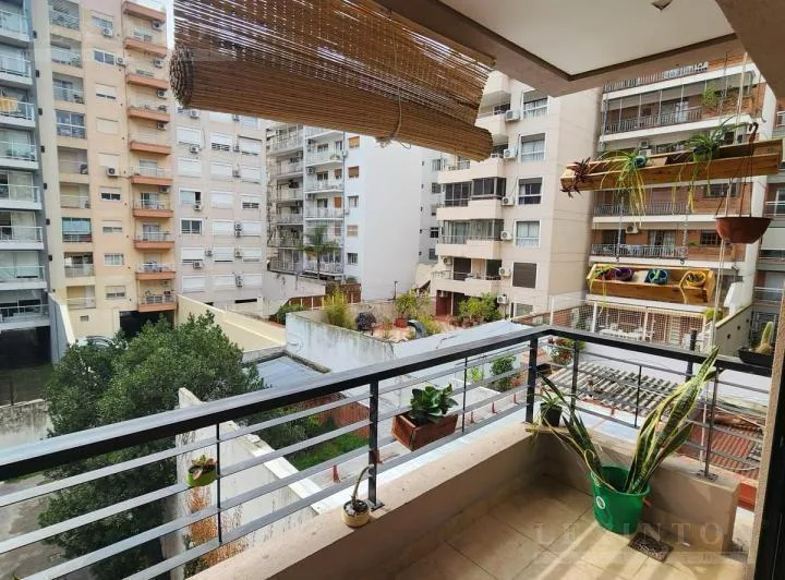 Monoambiente con balcón y piscina