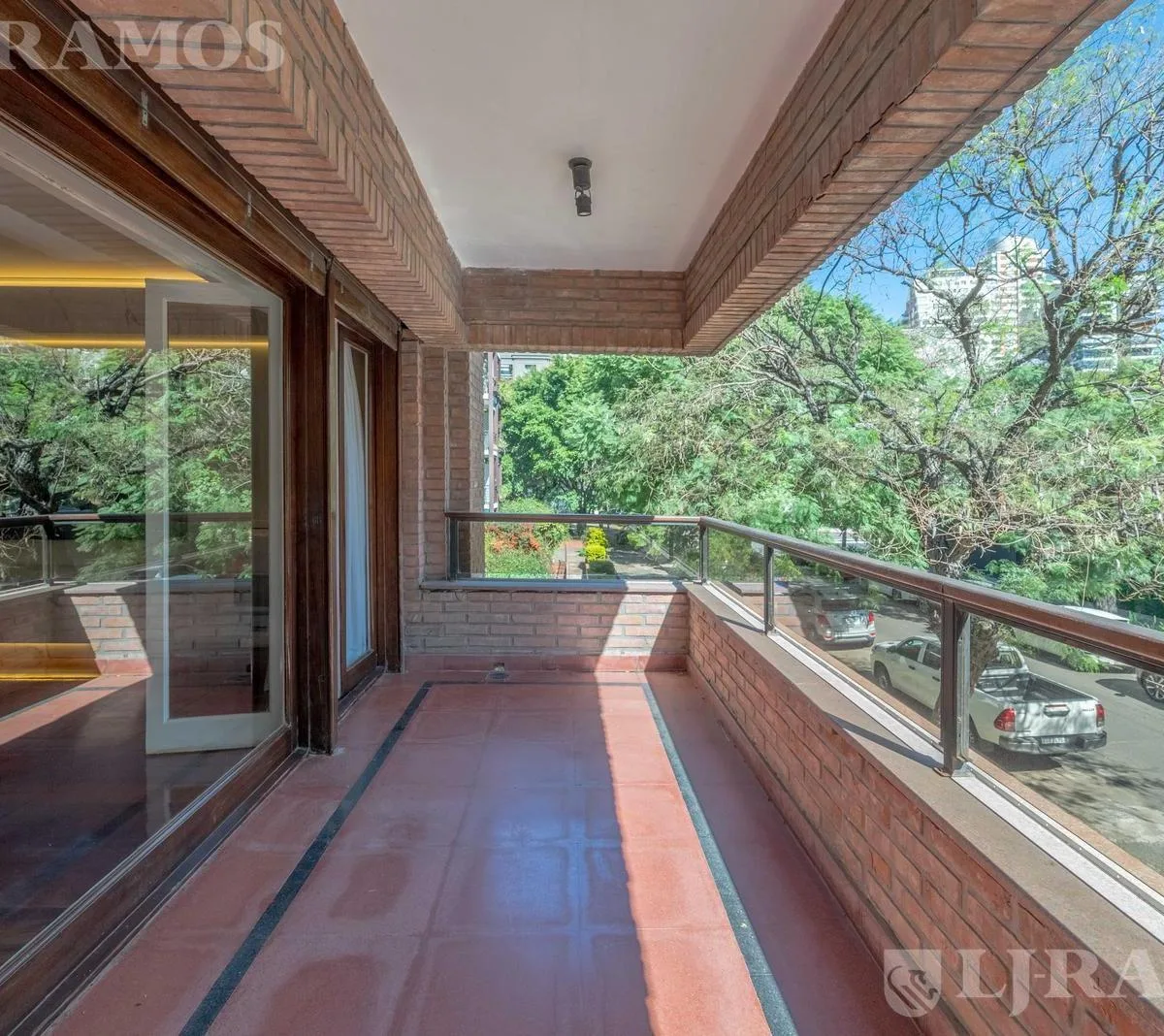 3 dormitorios en suite, 2 cocheras