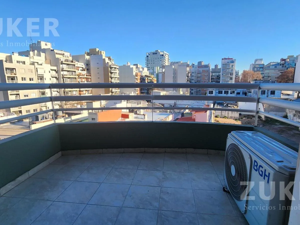 Monoambiente con balcón y gas