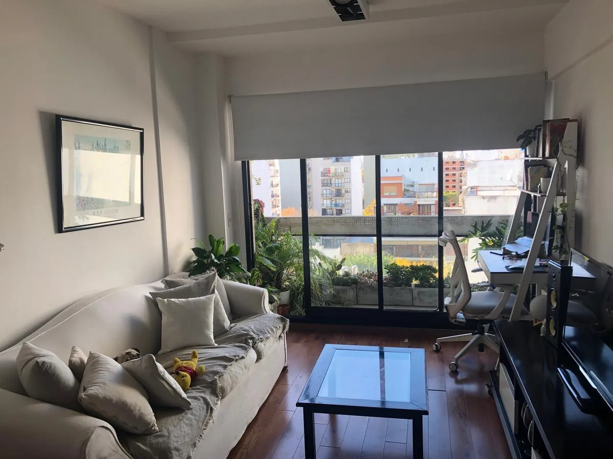 8° piso con balcón y AC