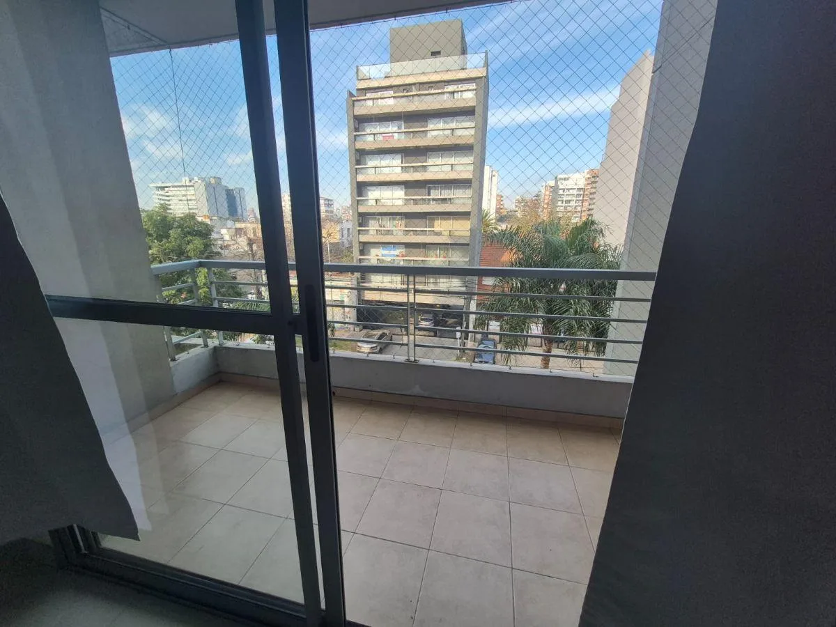 Alquiler | Amplio Monoambiente de Categoría en Morón con Balcon | Apto Profesional