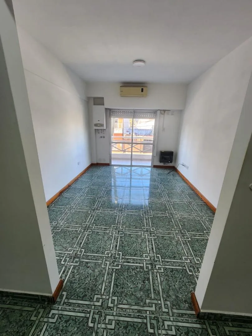 1 dormitorio con balcón