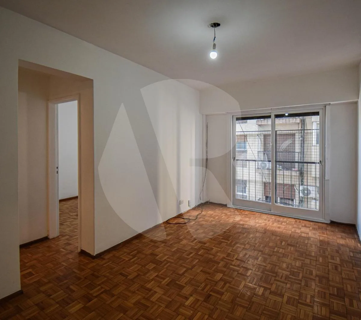 Piso alto con balcón francés
