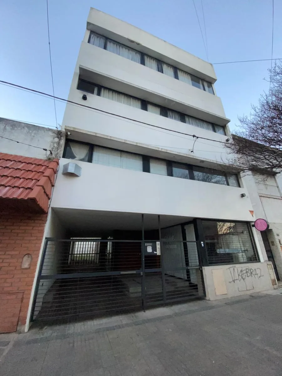 1 dormitório com vaga e varanda