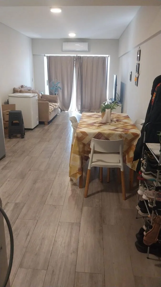 Monoambiente con balcón y cochera