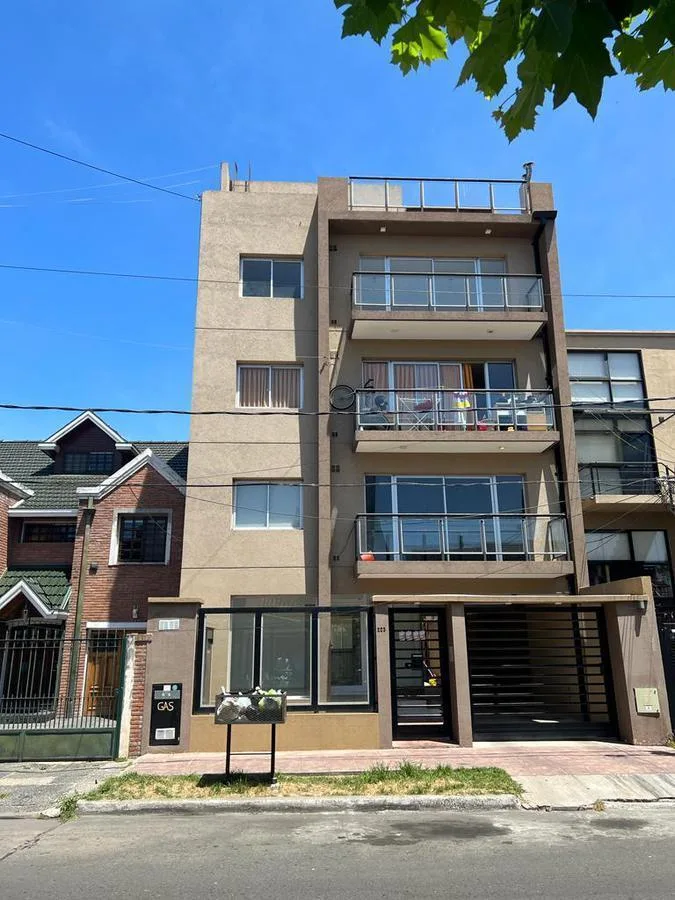 1 dormitorio con balcón
