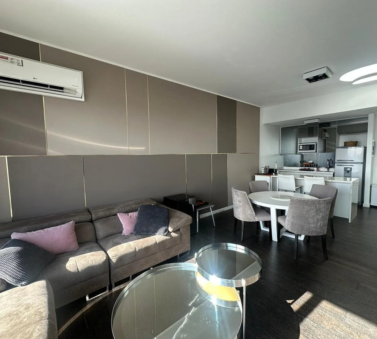 Puerto Madero, long balcony