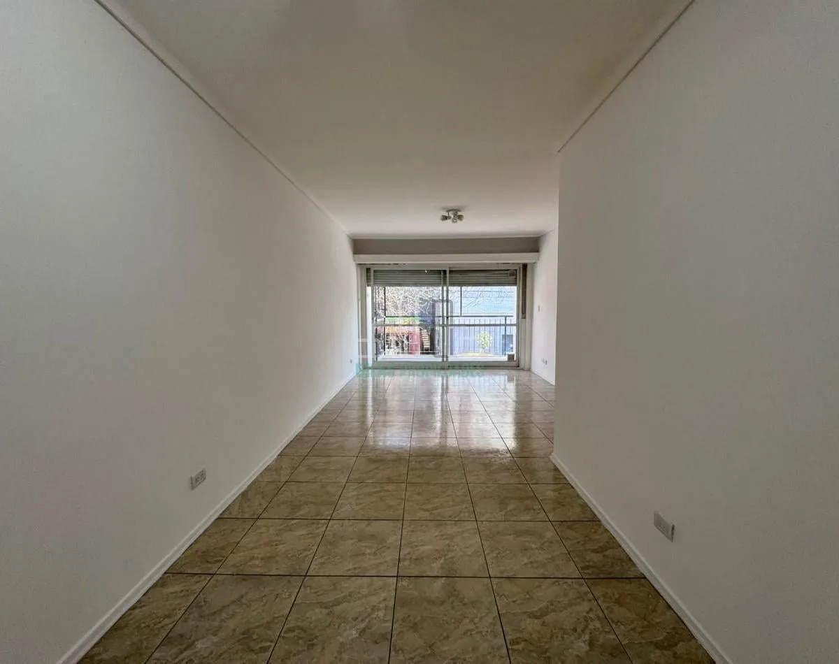 3 ambientes con balcón corrido