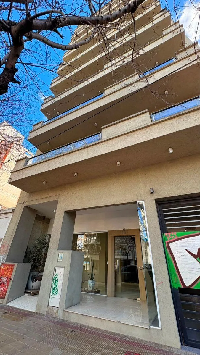 Monoambiente con balcón al frente