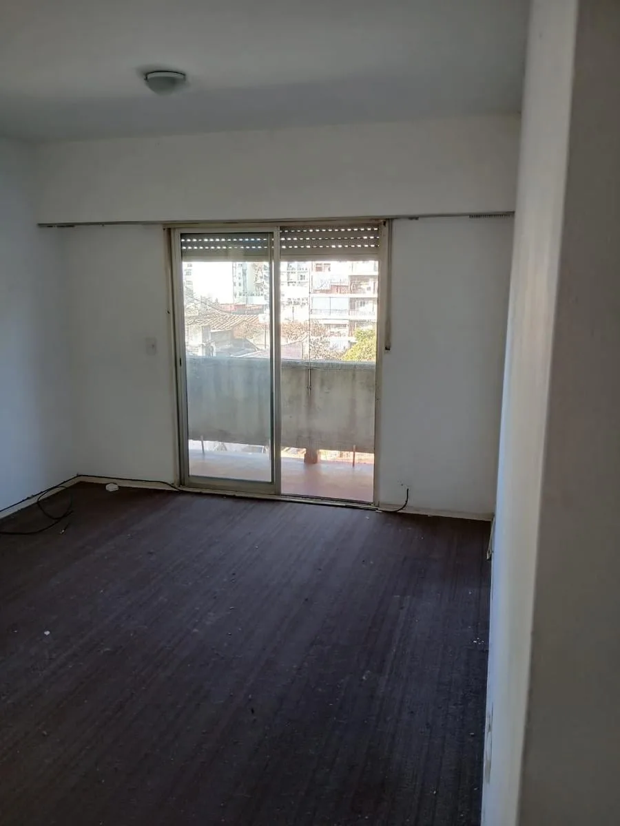 Front balcony, 2-room apt in Flores