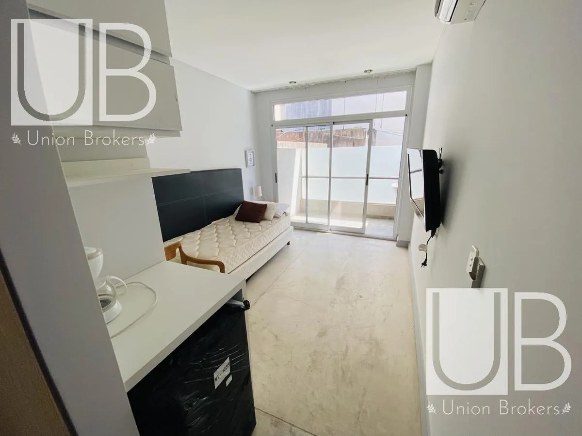 Estudio amoblado con balcón
