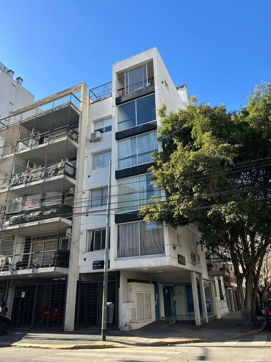 1 ambiente con balcón y cocina separada