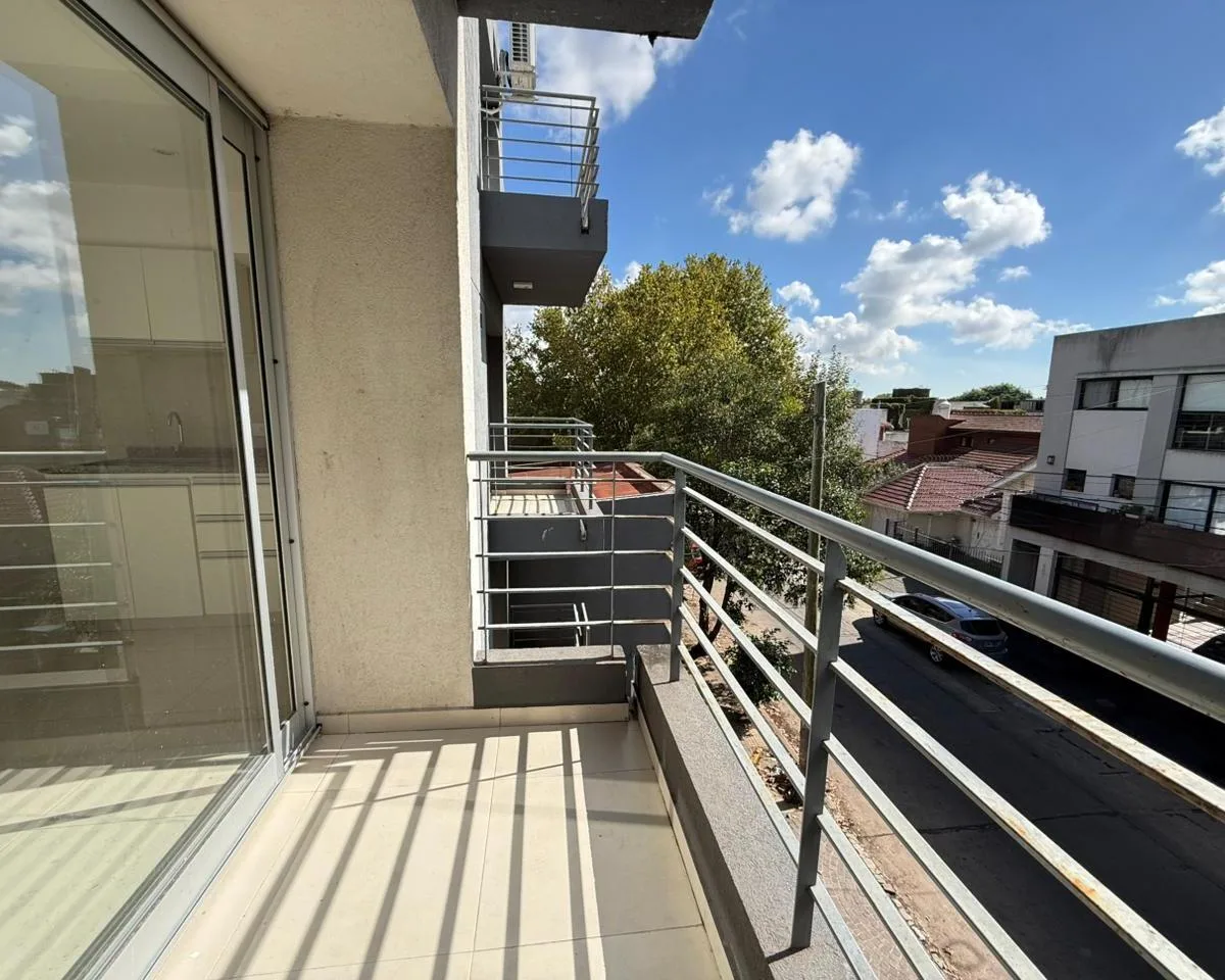 Piso 3 con balcón y cochera