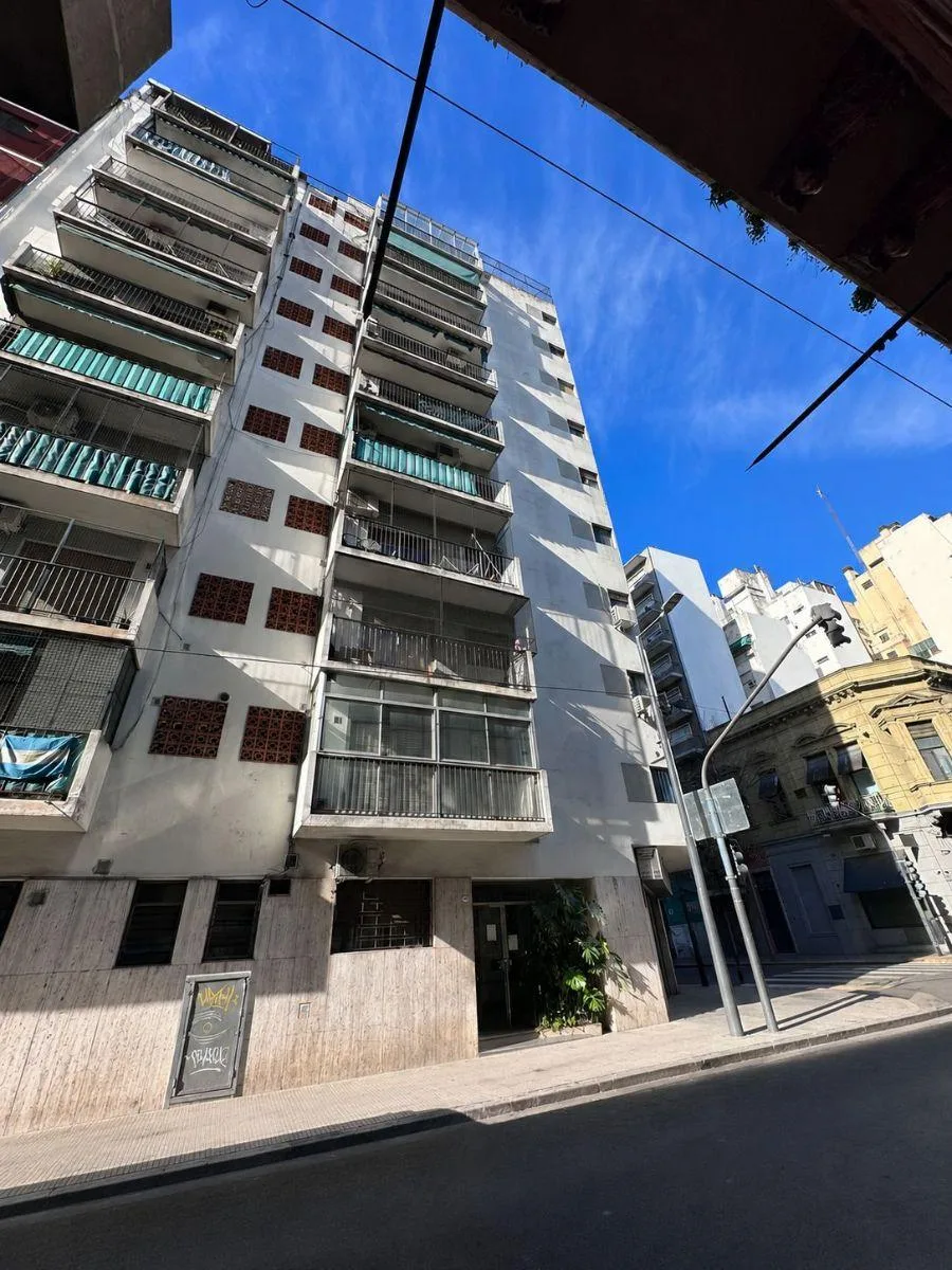 1 dormitorio con balcón
