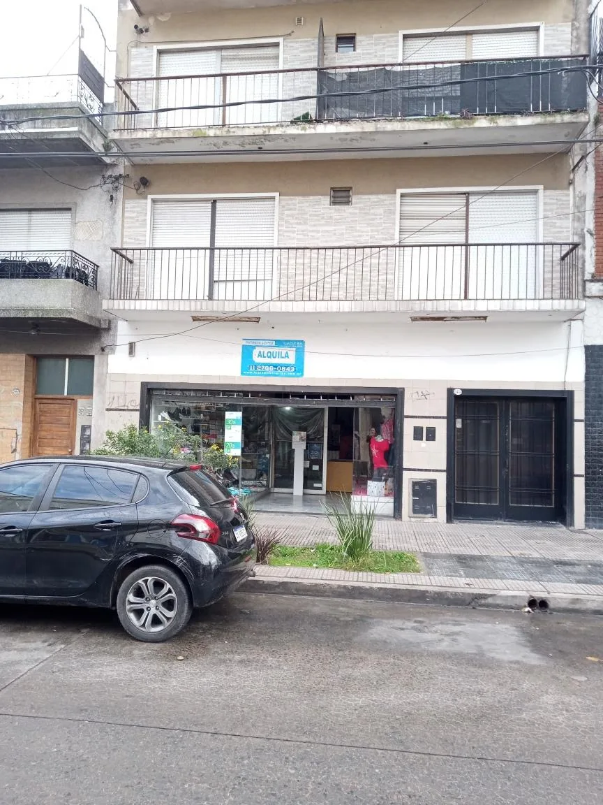 Depto 1 Amb Amplio en 2 Piso con Balcón Al Frente en Beiro y Gral