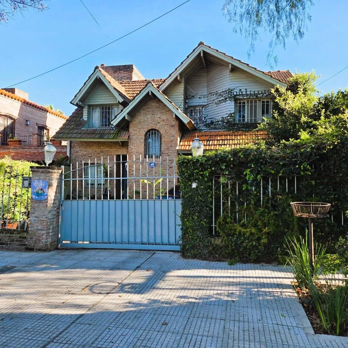 4BR house, garden and pool