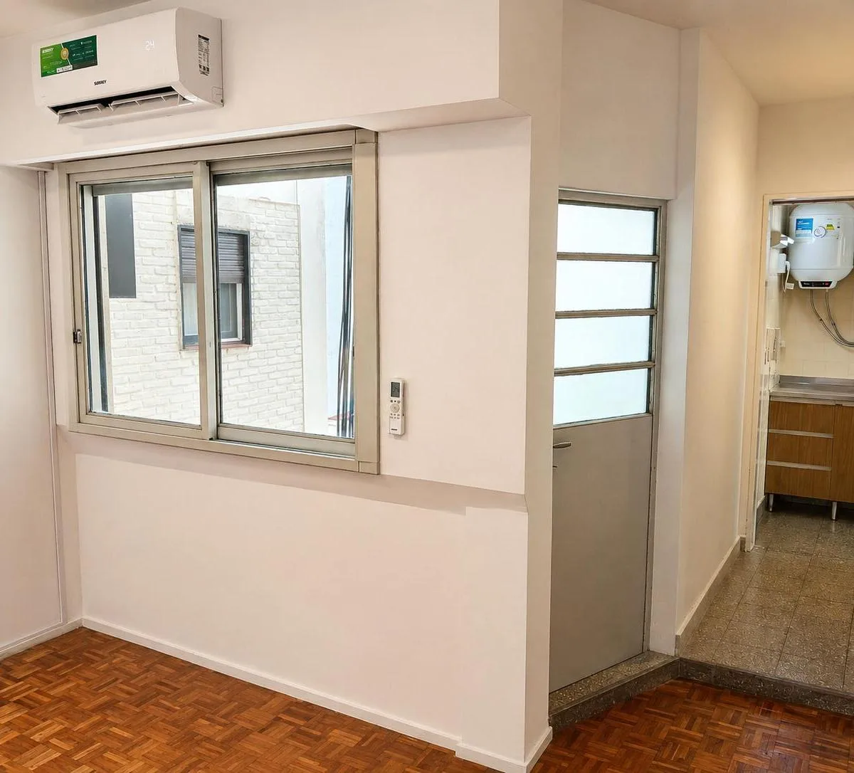 Studio with balcony and equipped kitchen