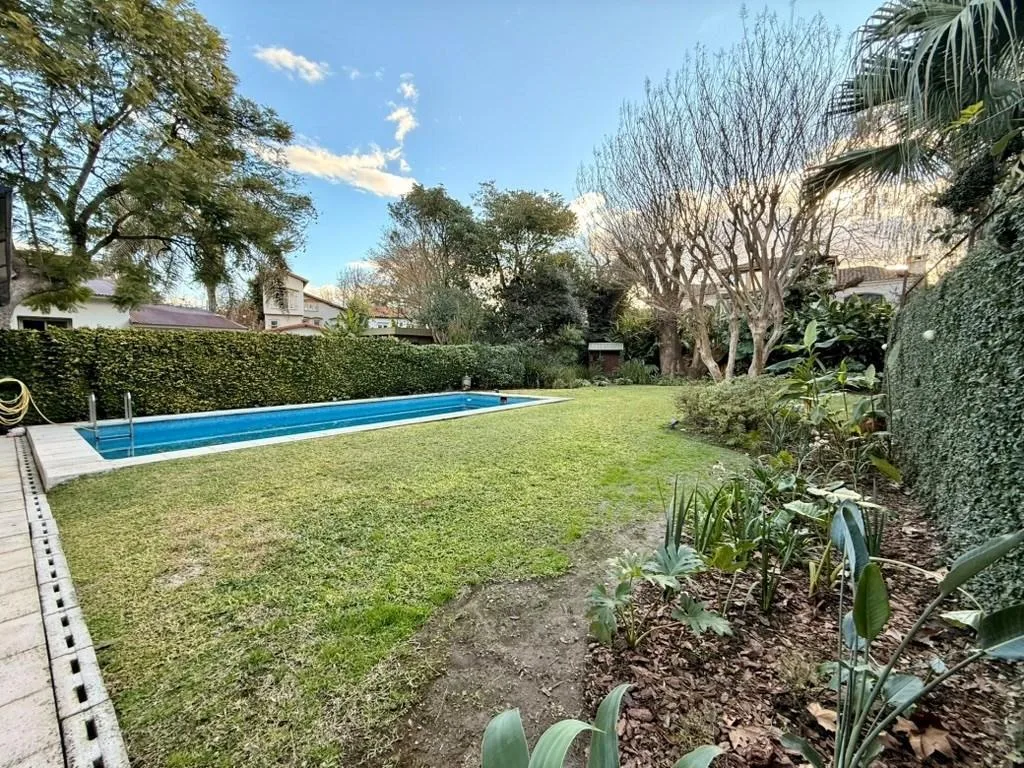 Casa com piscina e jardim norte
