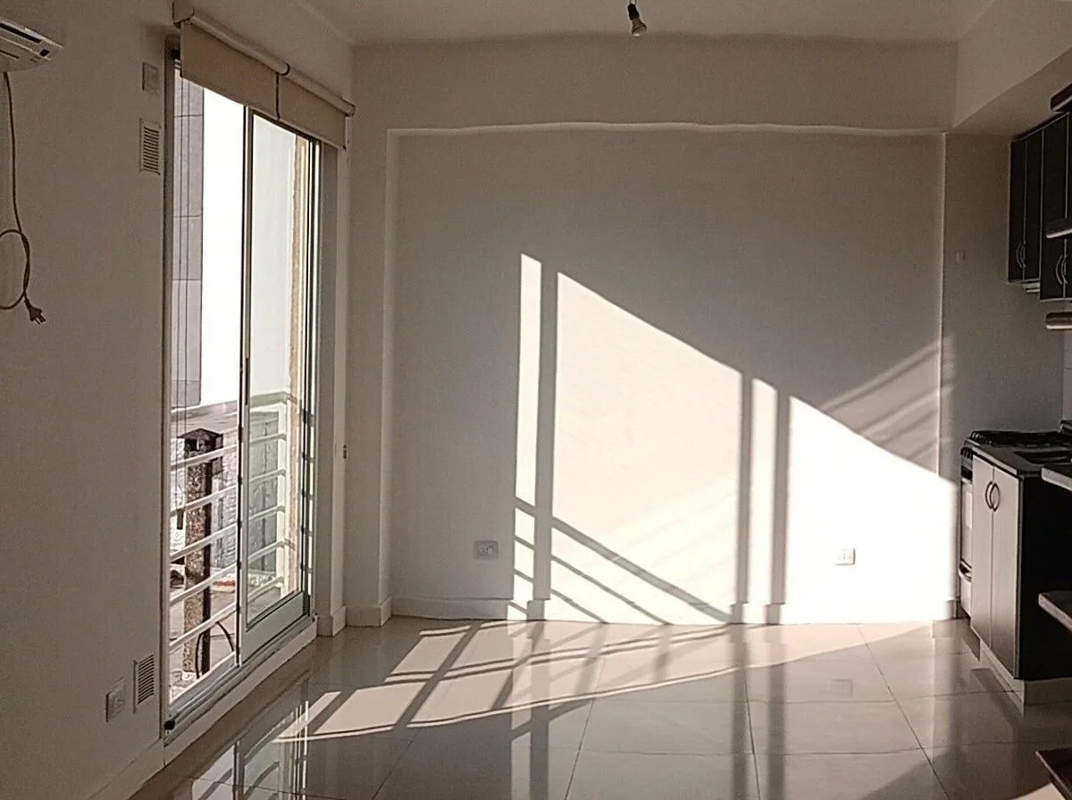 Monoambiente con balcón y AC