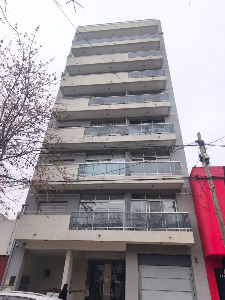 Apartamento moderno de frente com varanda passante