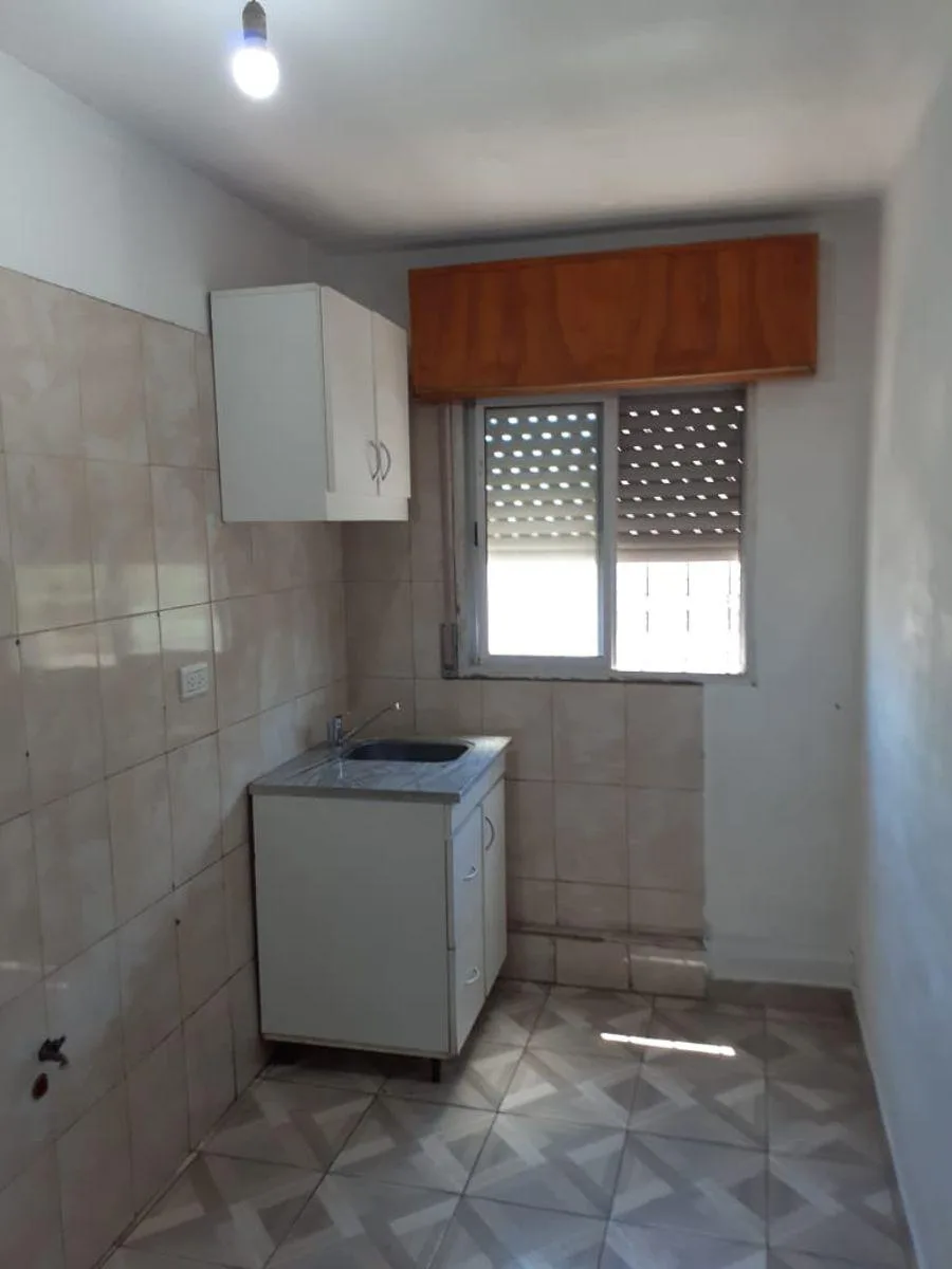 Alquiler. PH de 2 Amb en 1° Piso X Escalera S/ Av. S/expensas