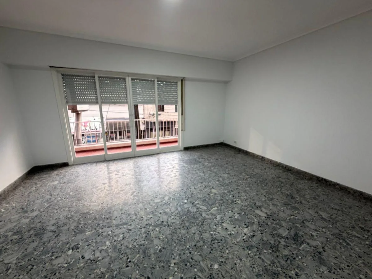 2 dormitorios, balcón y patio