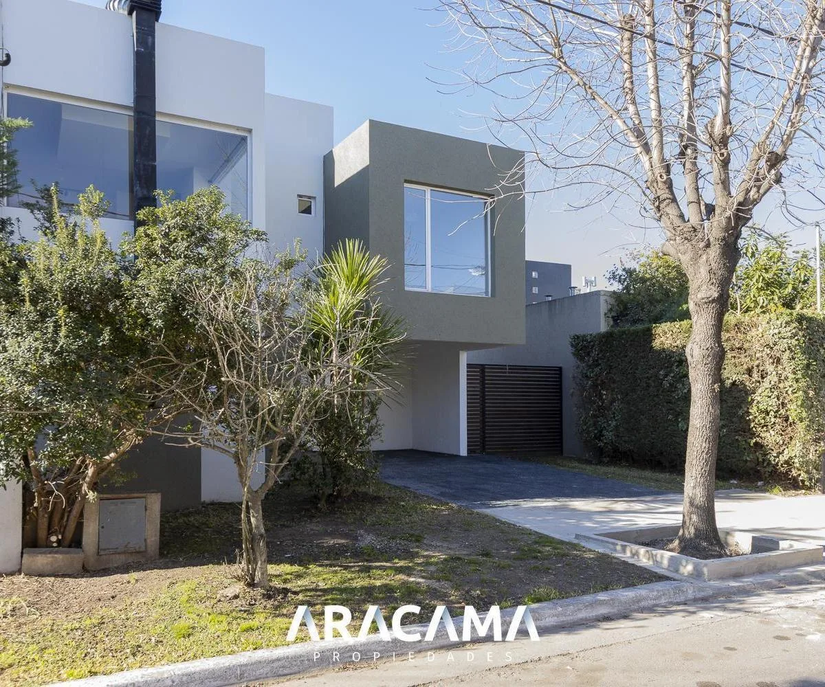 Casa con jardín y pileta