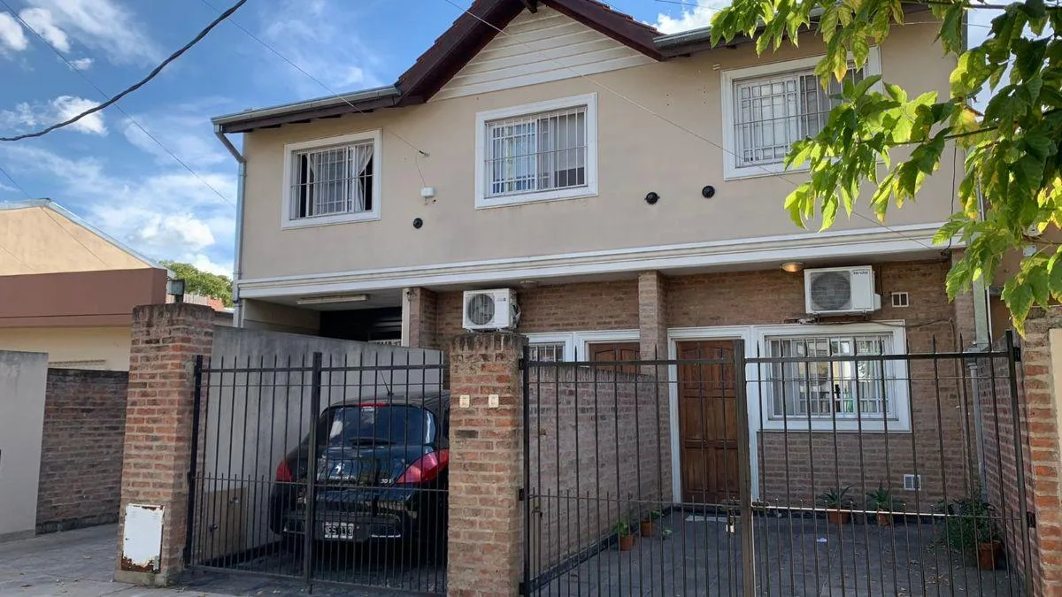 Frente 2 ambientes con patio