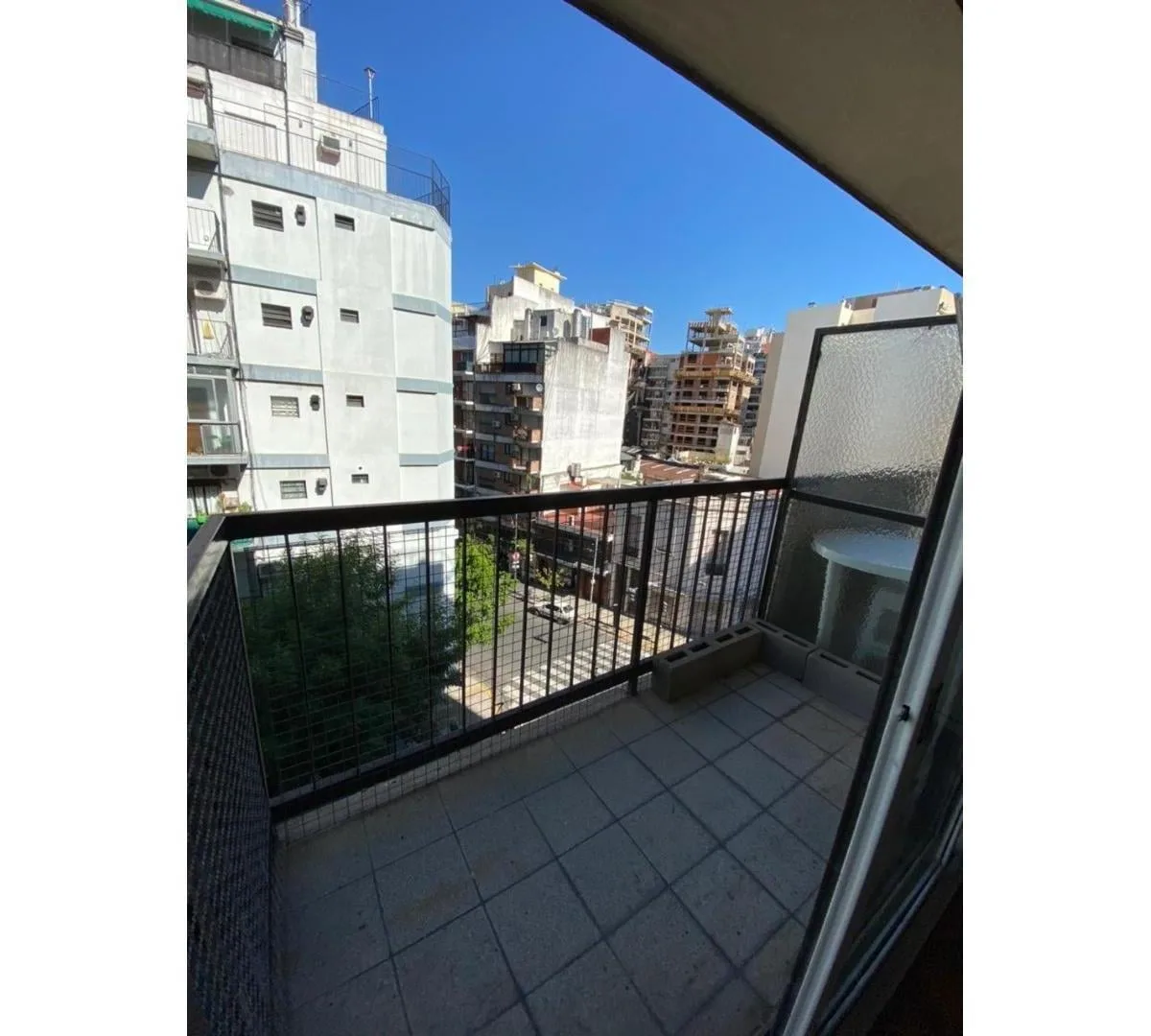Monoambiente al frente con balcón