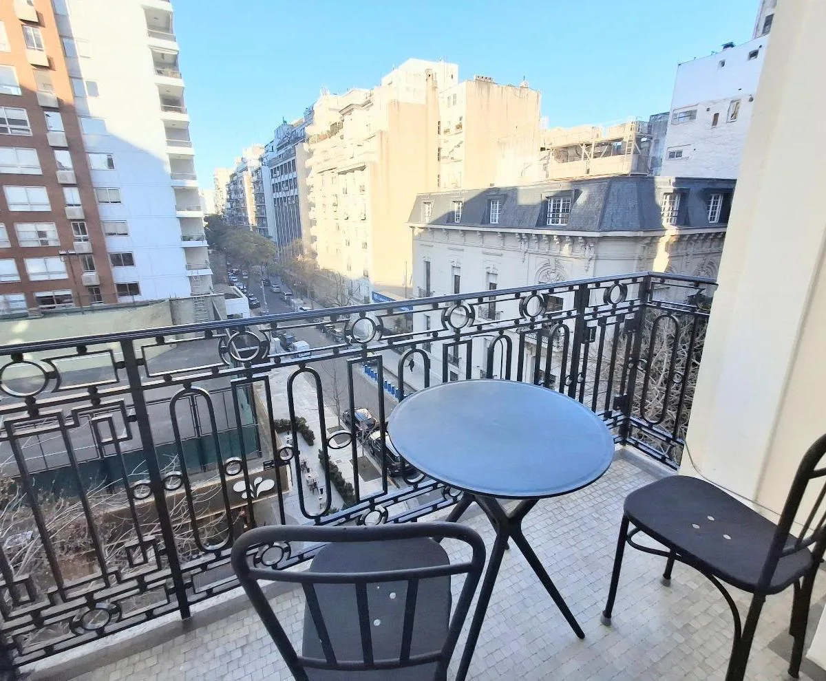 Departamento Reciclado a Nuevo, Amoblado y con Balcón en Recoleta