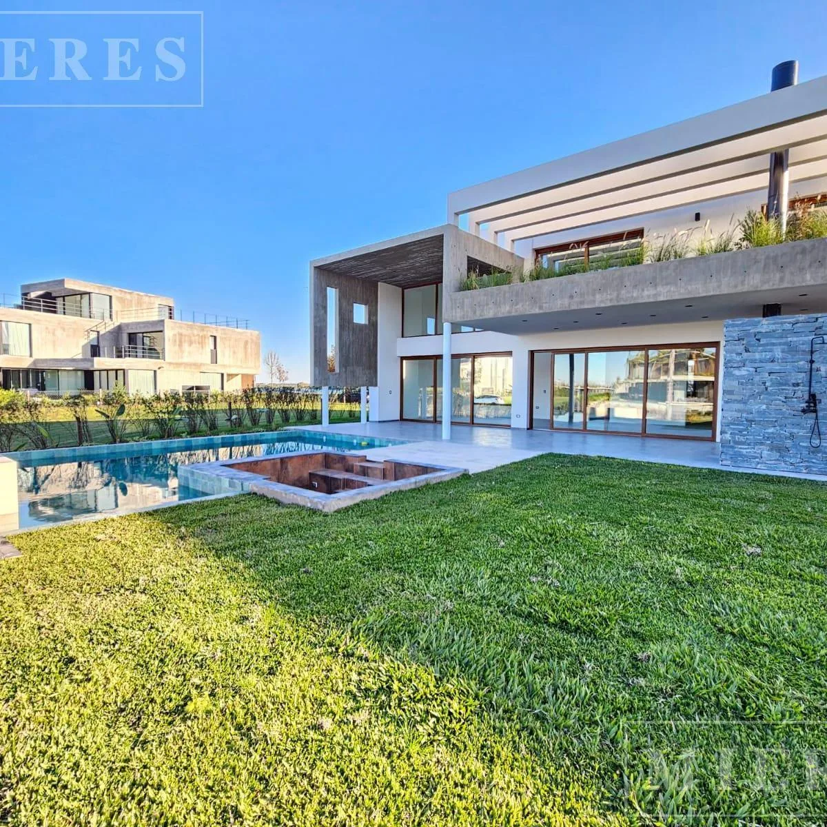 Casa com 3 suítes, lote no lago