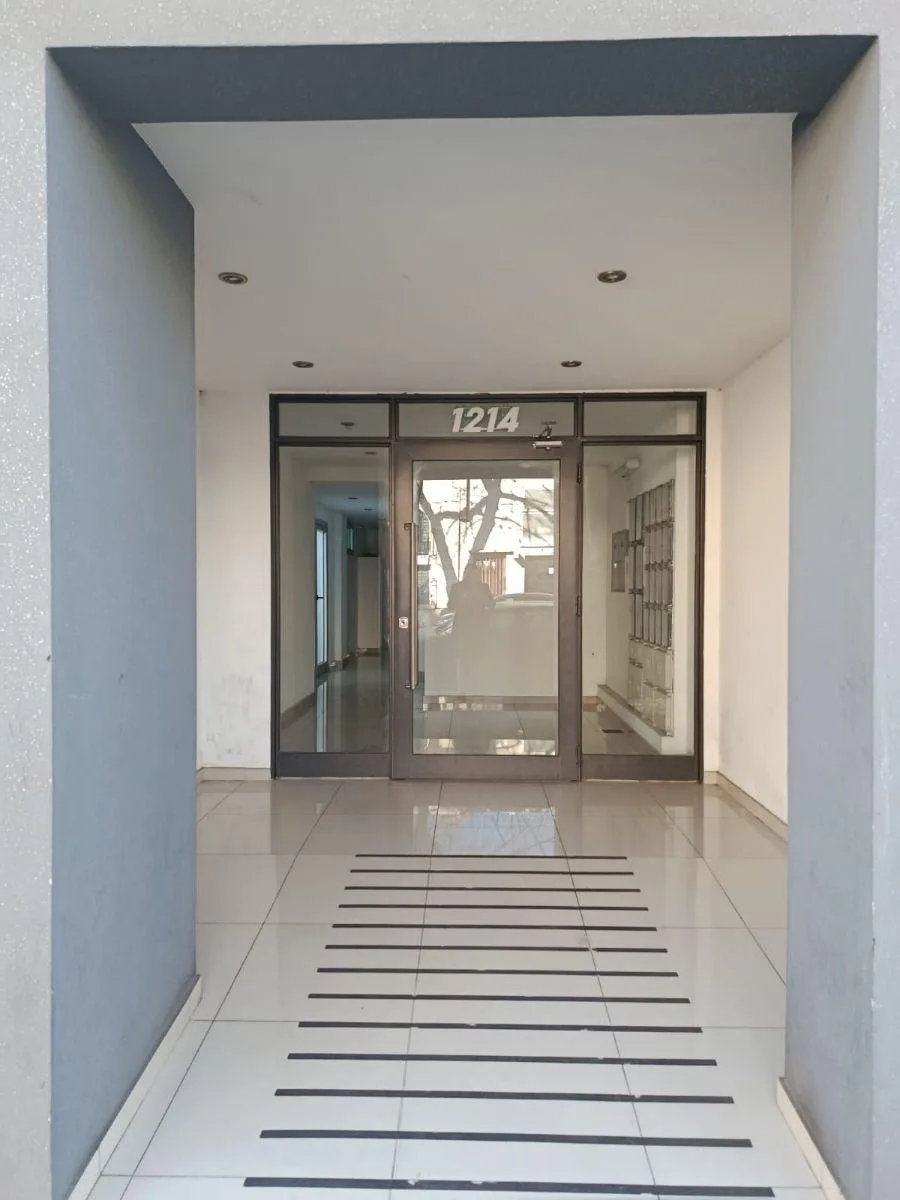 1 dormitorio con balcón y lavadero