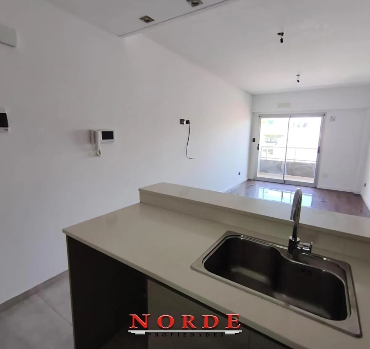 Monoambiente con balcón y cocina