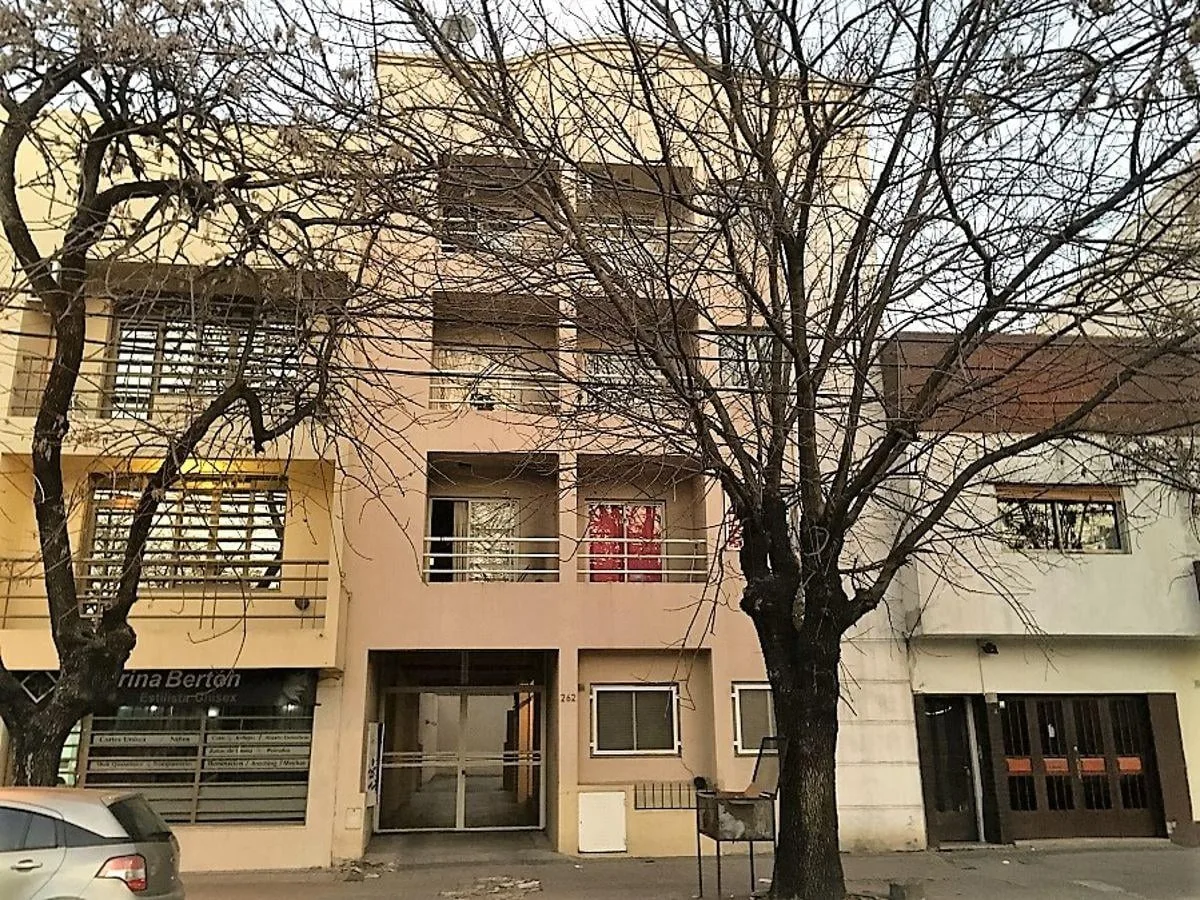 1 dormitorio con balcón