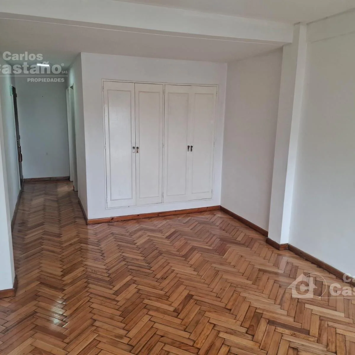 Piso alto con balcón y vista al río