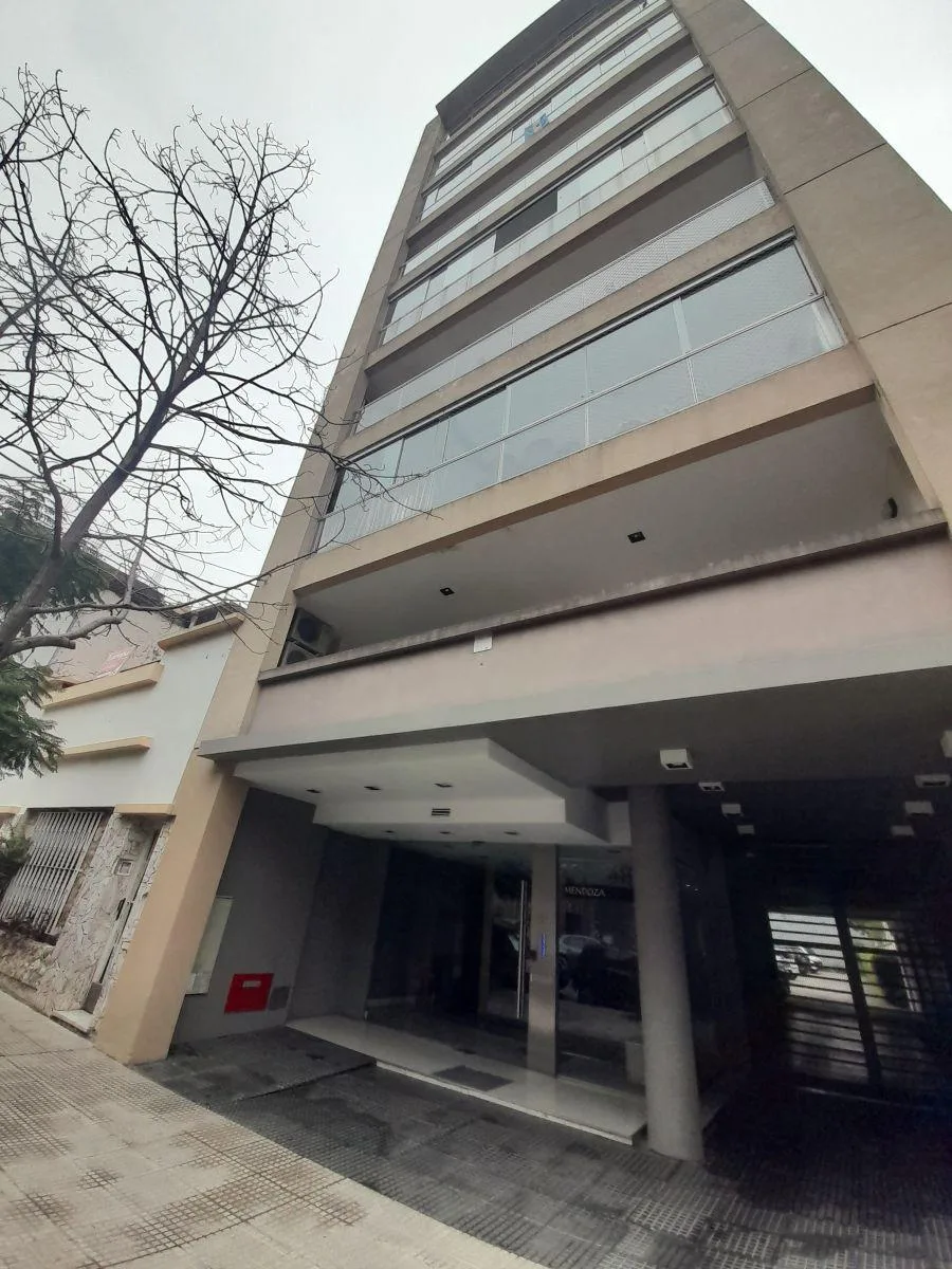 Monoambiente con balcón y cochera
