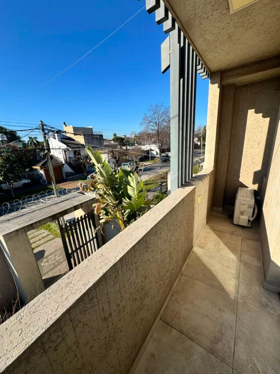Monoambiente con balcón y cochera