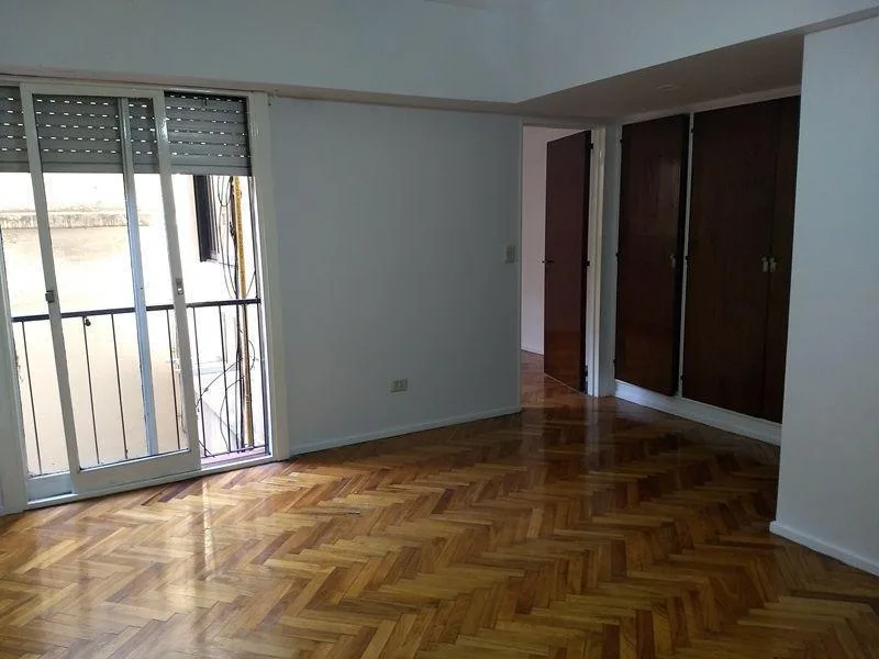 2 ambientes con parquet y cocina completa