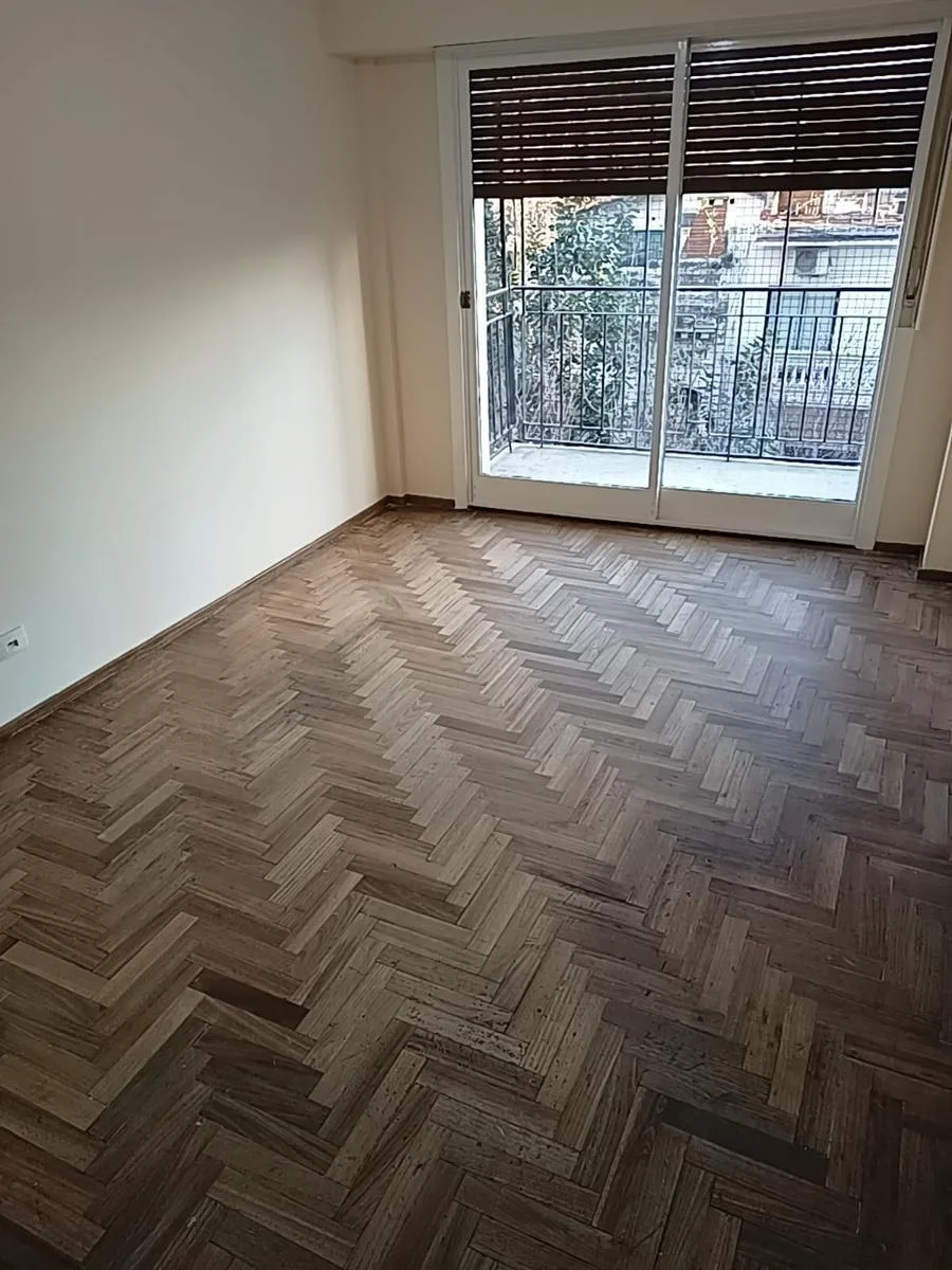 2 ambientes al frente con balcón