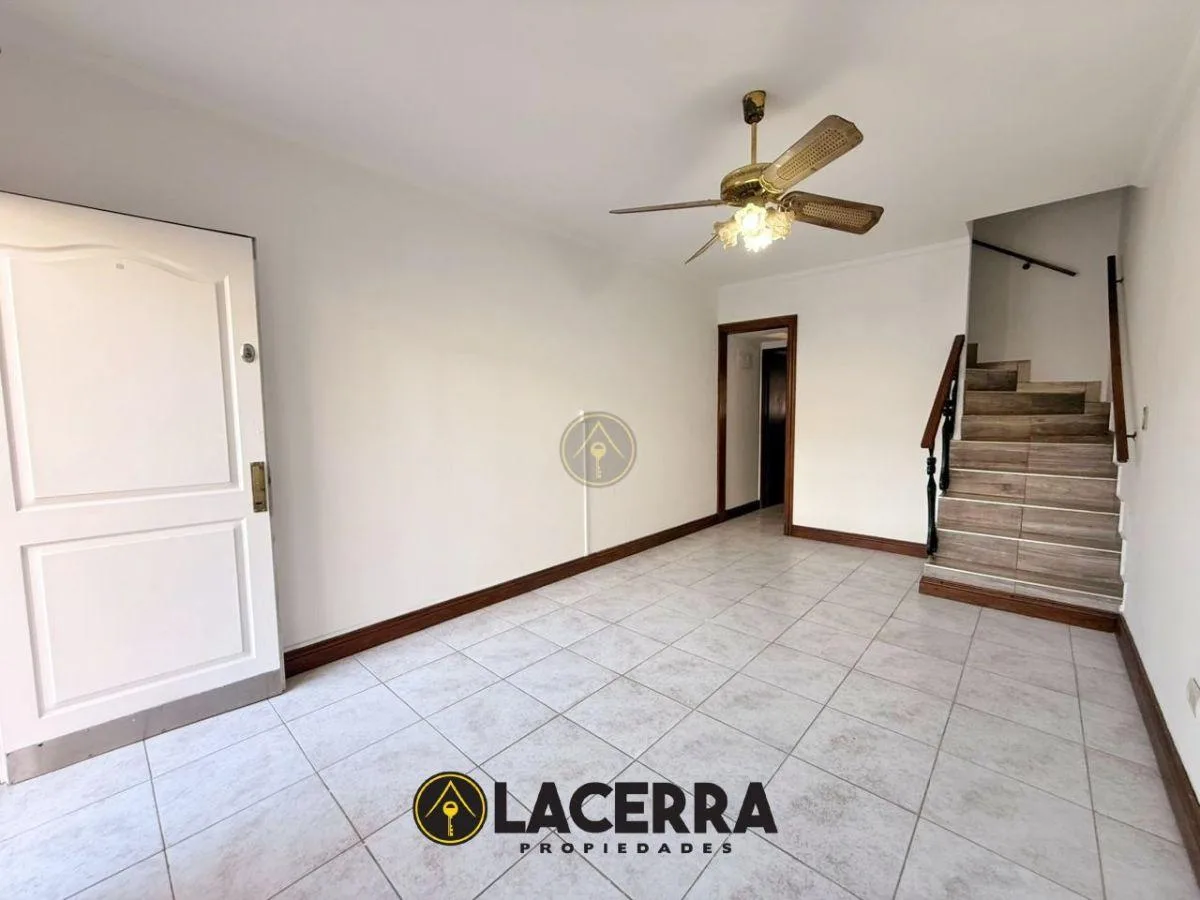 Triplex 3 Ambientes con Cochera y Patio en Alquiler
