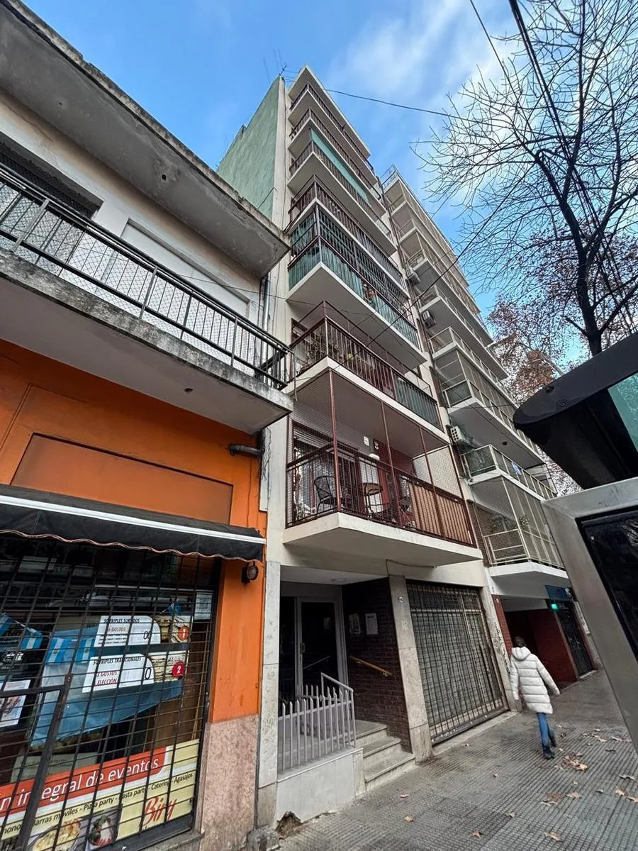 5to piso con balcón y parquet